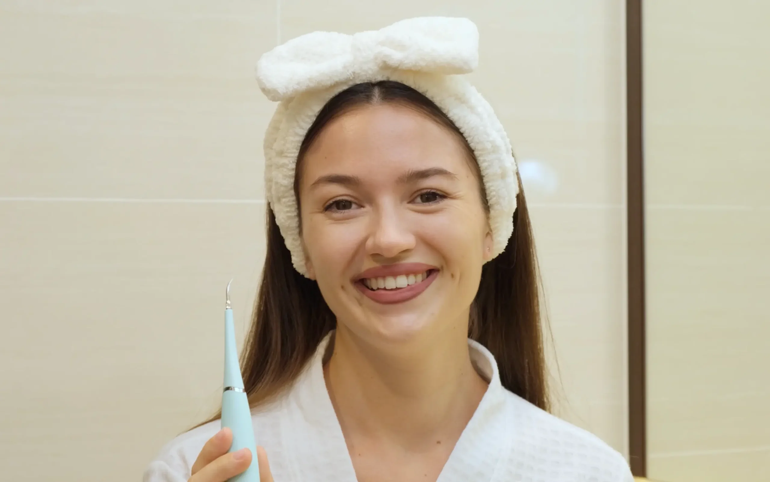 Woman using Clearpik device